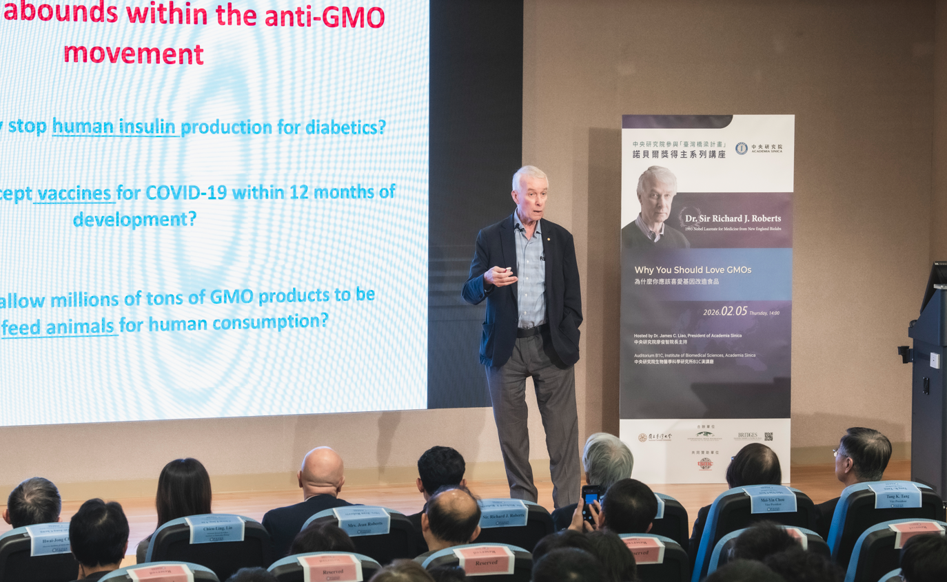 Dr. Sir Richard J. Roberts gives a lecture. Photo credit: Academia Sinica.